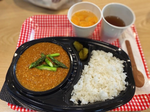 部活「カレー食堂」世田谷区内の農家から野菜の提供を受けている。