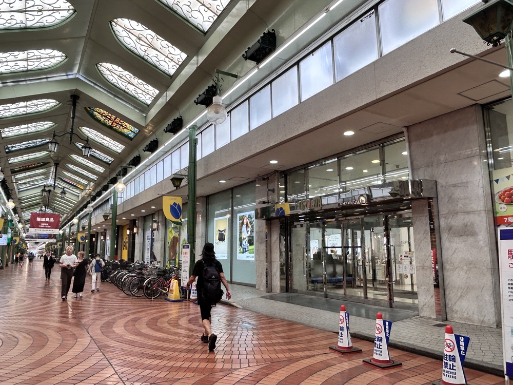 画像:商店街中央に位置する百貨店「天満屋岡山本店」