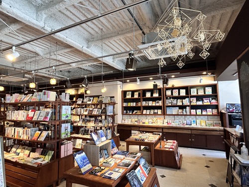 ヒラクビル「ひらく本屋」1階