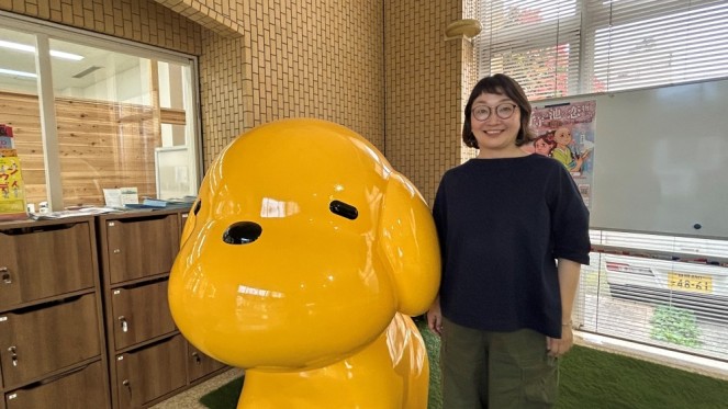 画像:理事長の兒玉さんと、アーティストLee Isooの作品「Flying Ddobok」