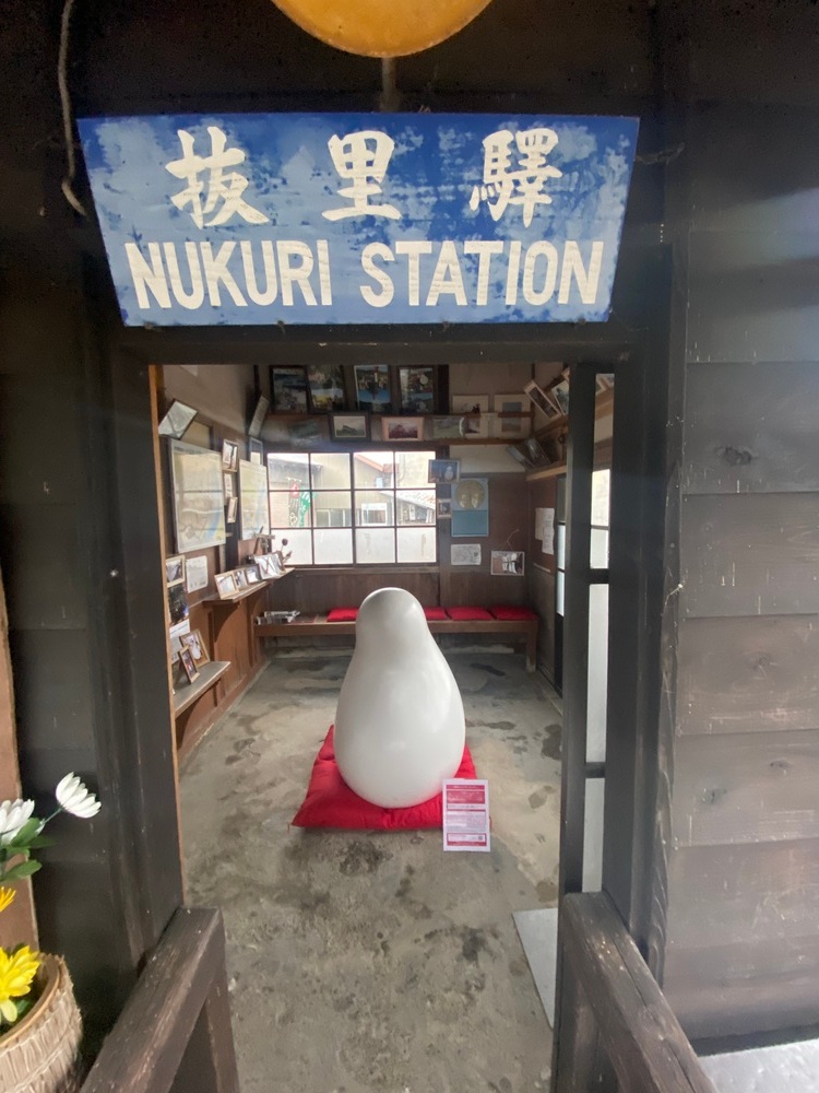 画像：無人駅を活用した作品　さとうりさ「地蔵まえ３／サトゴシガン（抜里駅）」※
