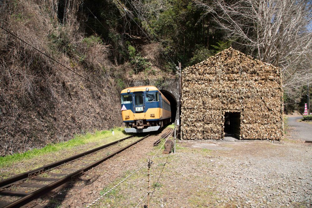 画像：無人駅を活用した作品　上野雄次「バンブーハウス（神尾駅）」※