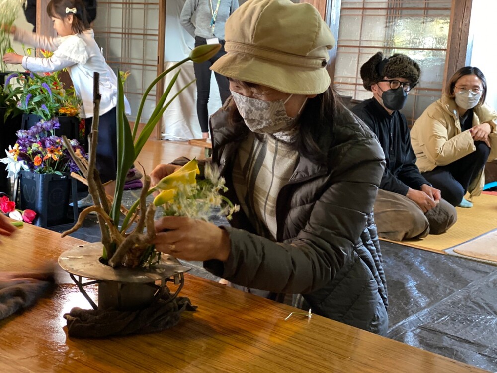 画像：市街地でのワークショップの様子　上野雄次「花いけバトル」