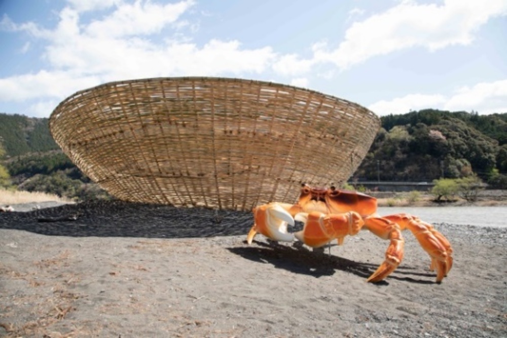 画像：抜里地区での作品　小山真徳「沢蟹と盃」