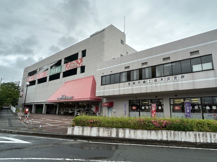 画像：チェリヴァホールとマルシェリーズ