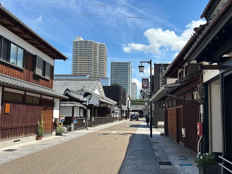 画像：街道の向こうに見えるマンション