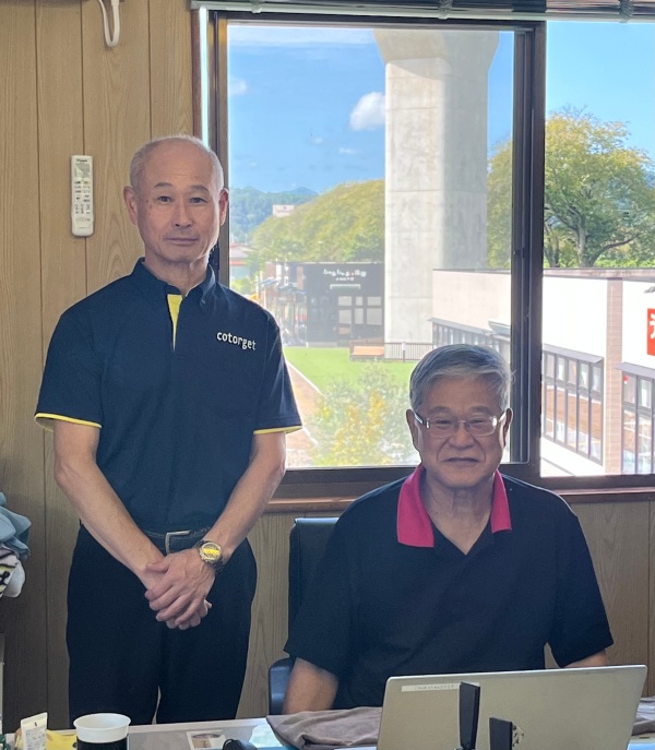 画像：事務局長の吉田さん（右）と事務局次長の嘉本さん