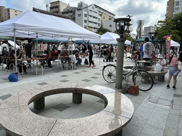 画像:三軒寺前広場のベンチや街灯