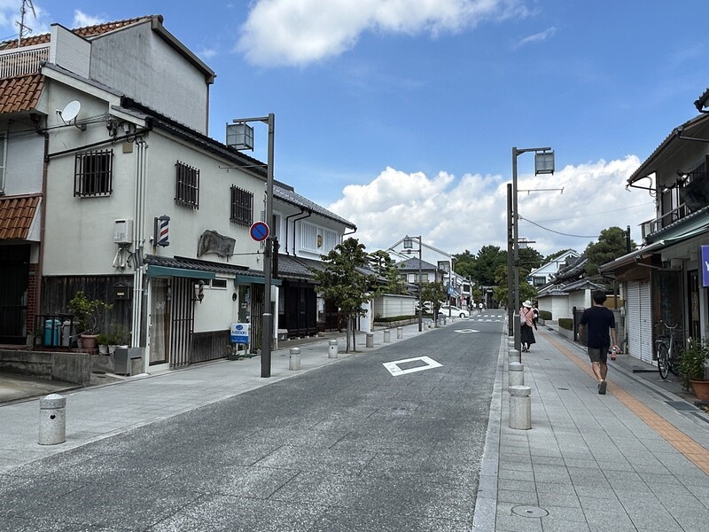 画像:三軒寺前広場からことば蔵までの道