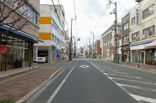 東西に延びる駅通り商店街