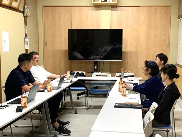 2024年度から支援を担当する中小企業アドバイザー東さん（左から2番目）の支援の様子