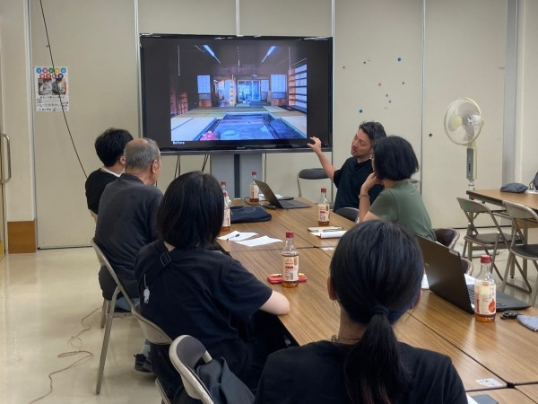 一級建築士の専門的視点から未活用店舗の活用について助言する中小企業アドバイザーの野田さん（右から2番目）の支援の様子