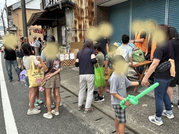 駄菓子屋トモキチ　オープン日の様子