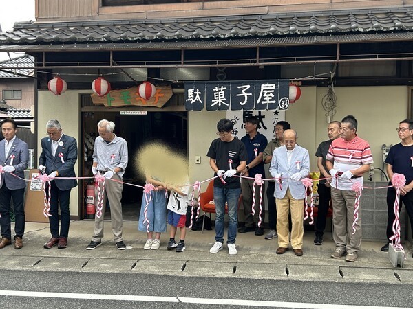 テープカットの様子