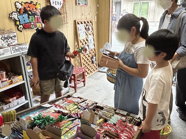 駄菓子屋トモキチ　オープン日の様子