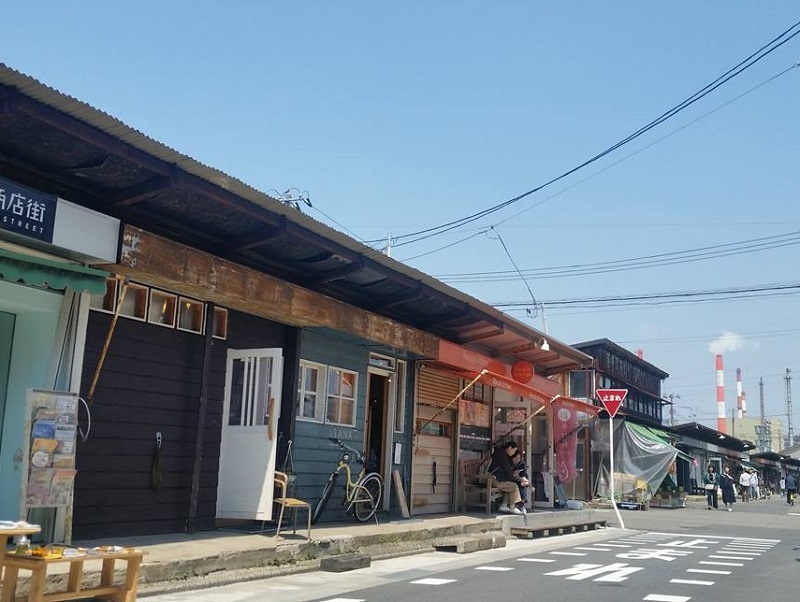 ノスタルジックな雰囲気のある長屋式商店街