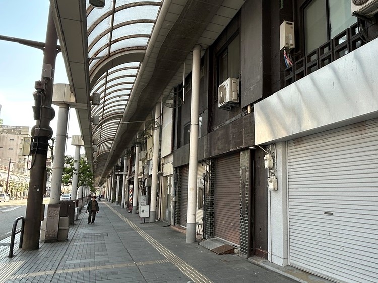 高岡市中心市街地の商店街の様子