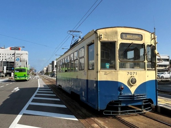 中心市街地を走る路面電車　万葉線