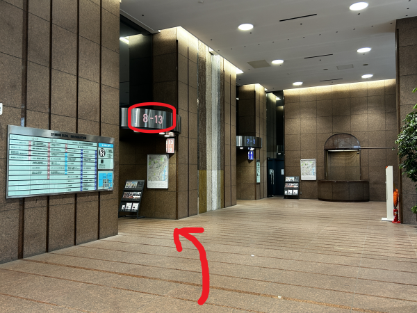 手前のエレベーター（8階～13階行き）で、9階まで上がってください。※奥のエレベーターは9階に行きません。