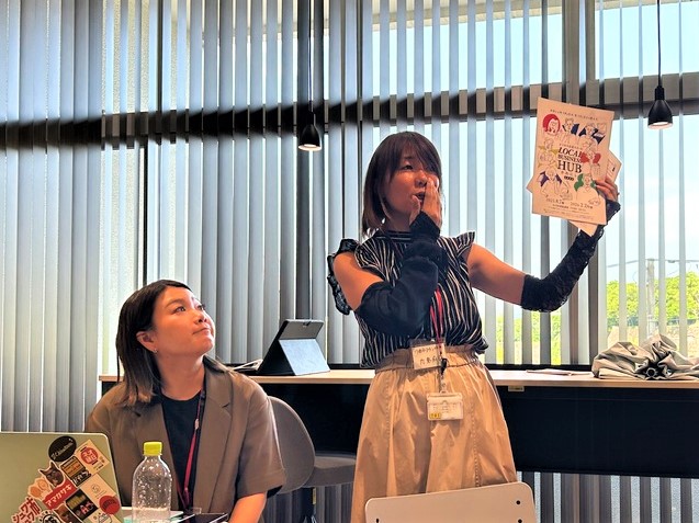 活況するマルシェについて意見交換する参加者の皆さん