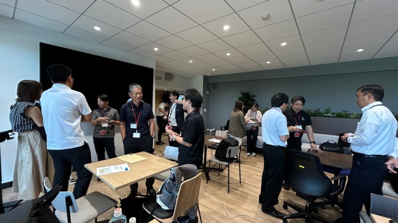 約3時間に及ぶ熱い議論を終えて、歓談する参加者の皆さん