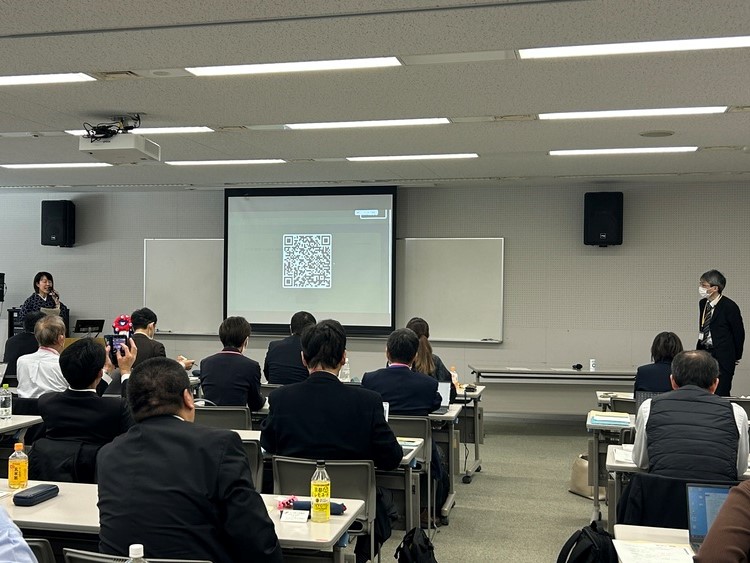 Pollsを使って質問をする様子