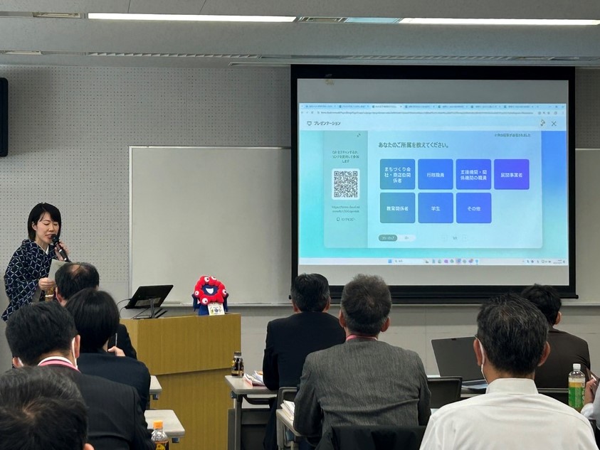 Pollsを使って質問をする様子