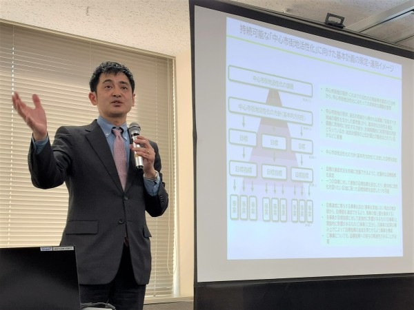 羽白氏の講演の様子