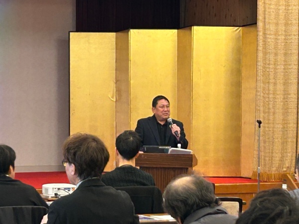 登壇する梶原さん