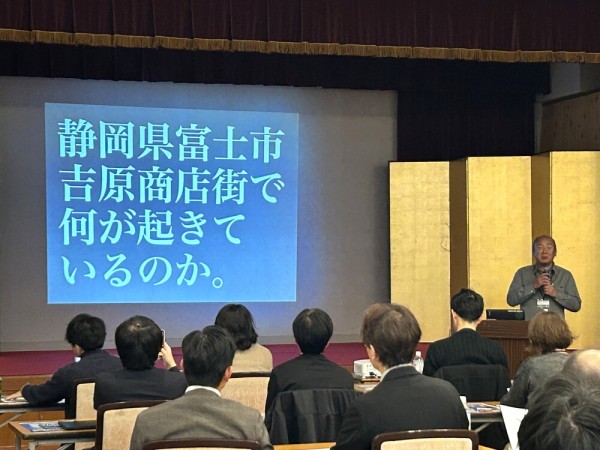 登壇する佐野さん