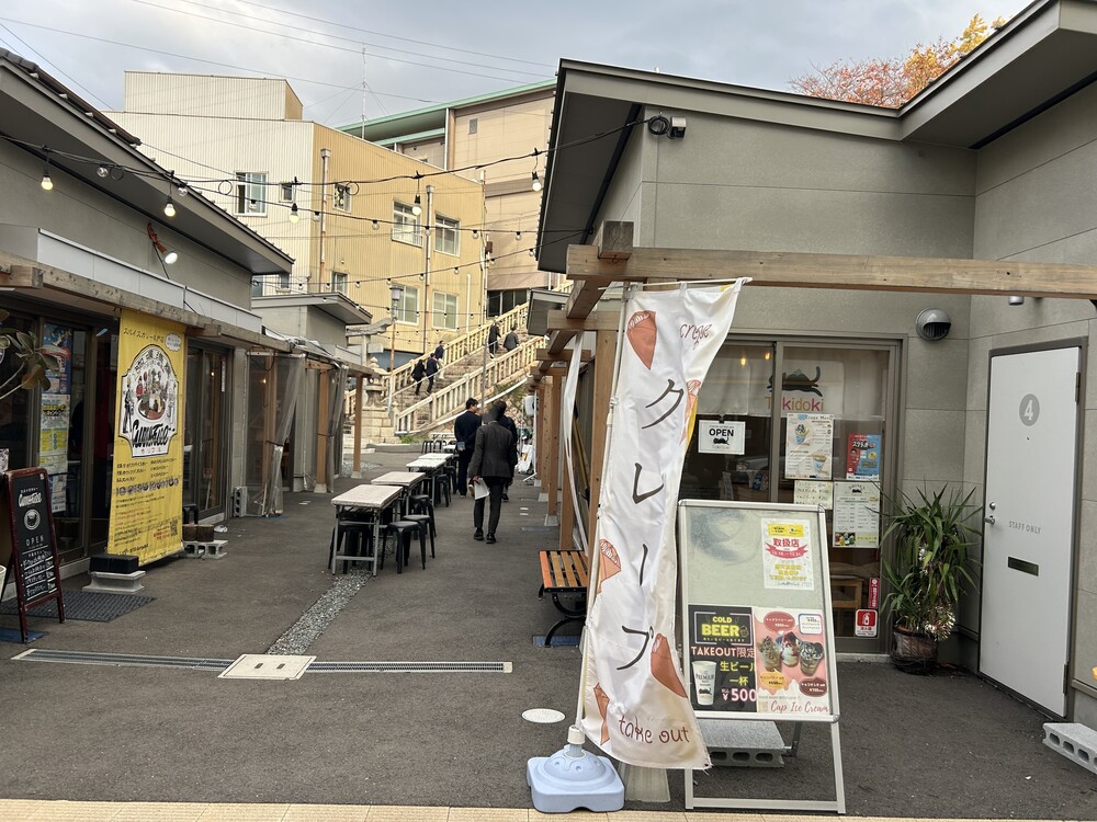 唐戸はれて横丁の様子と、出店者募集の張り紙等